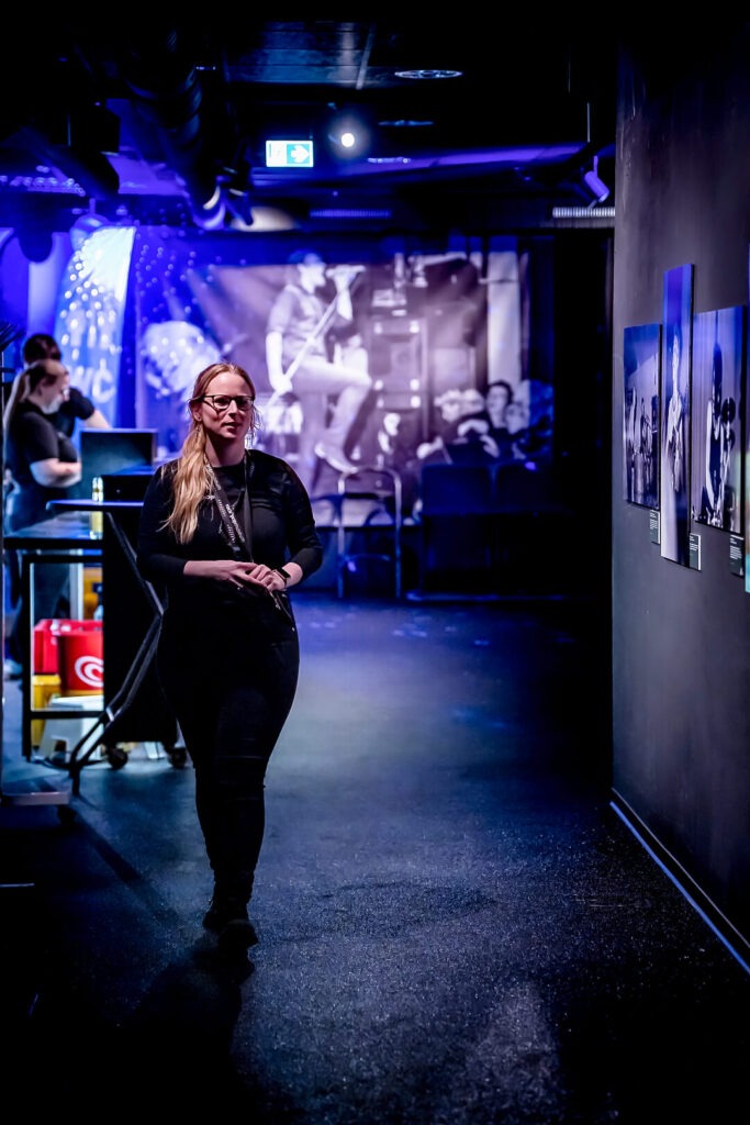 Frau im Musikclub, Wandbilder im Hintergrund