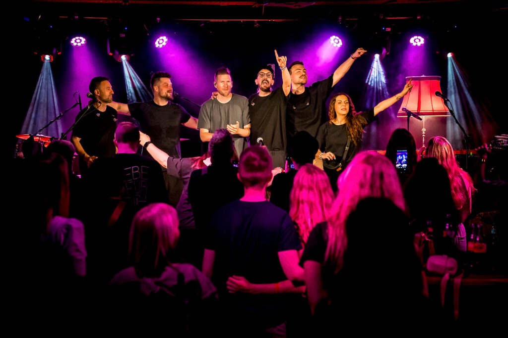 Bandauftritt mit jubelndem Publikum im Club