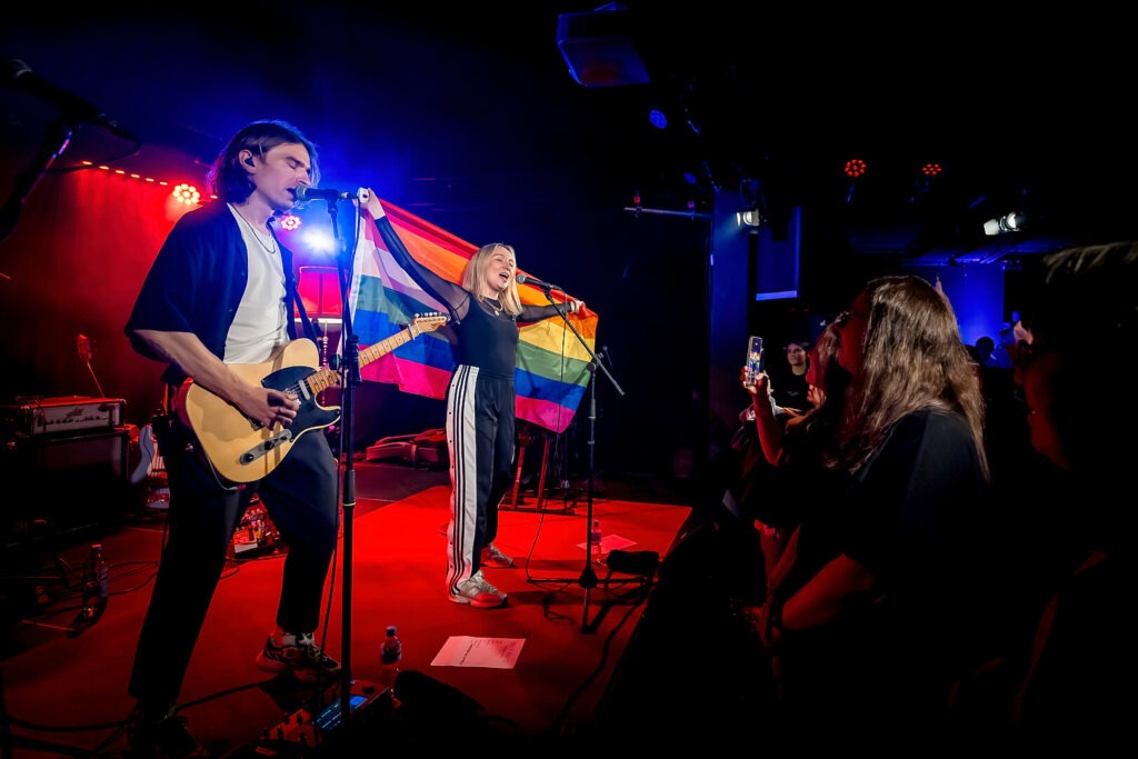 Konzert mit Sängerin und Regenbogenflagge