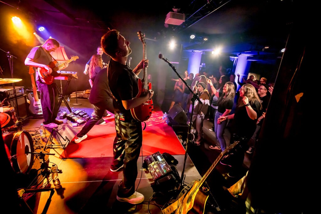 Livekonzert mit Band und begeistertem Publikum.