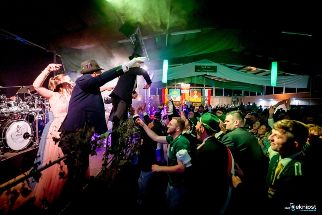 Menschen feiern ausgelassen bei einem Schützenfest.