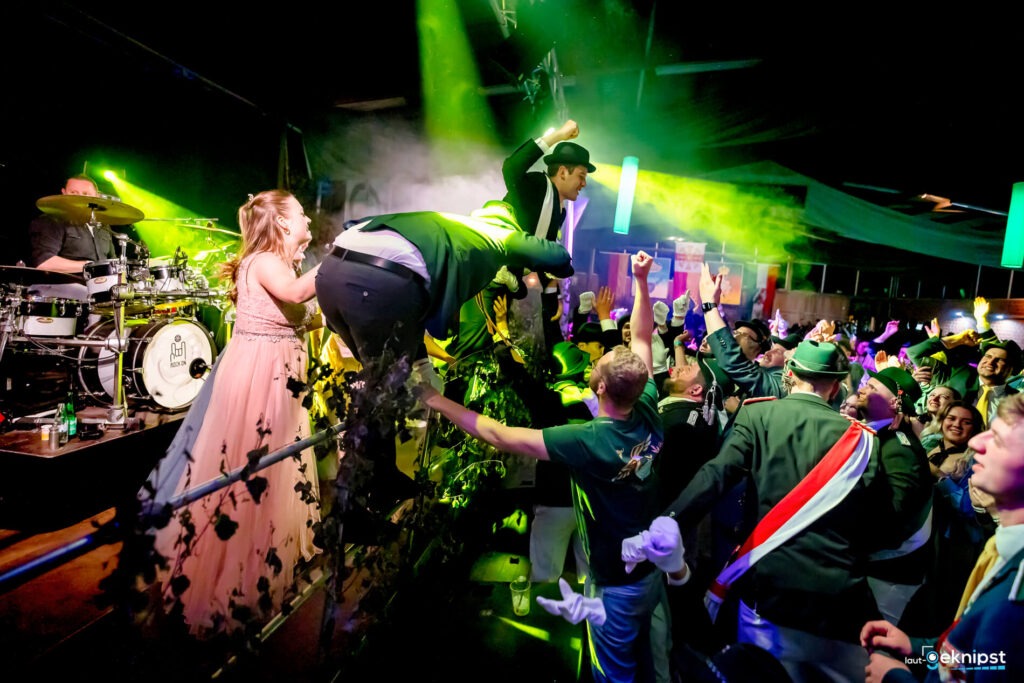 Feiernde Menschenmenge auf Konzert oder Veranstaltung
