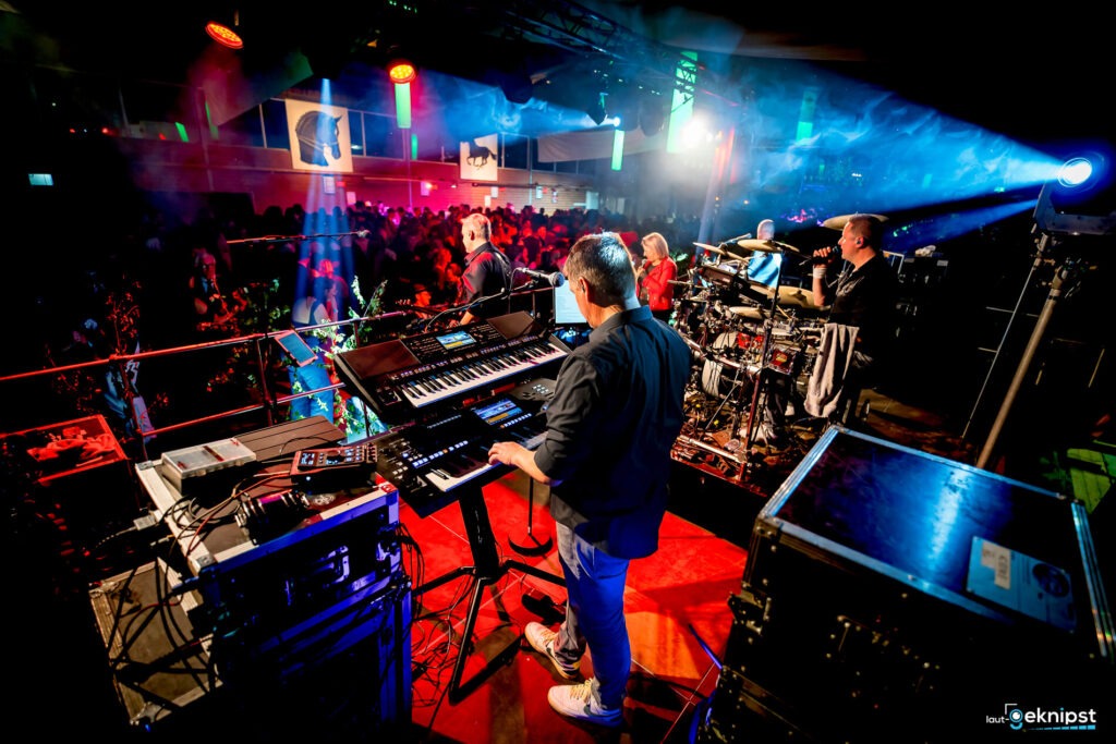 Live-Konzert mit Band und Publikum im Club