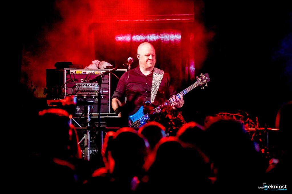 Bassist im roten Bühnenlicht auf Konzert