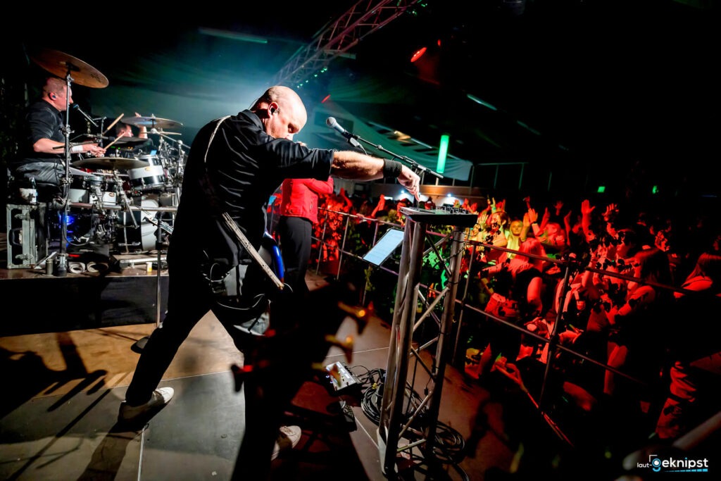Band spielt live vor begeistertem Publikum.