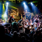 Partyband spielt live vor tanzendem Publikum