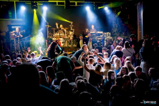 Partyband spielt live vor tanzendem Publikum
