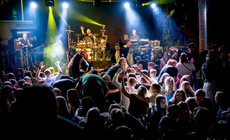 Partyband spielt live vor tanzendem Publikum