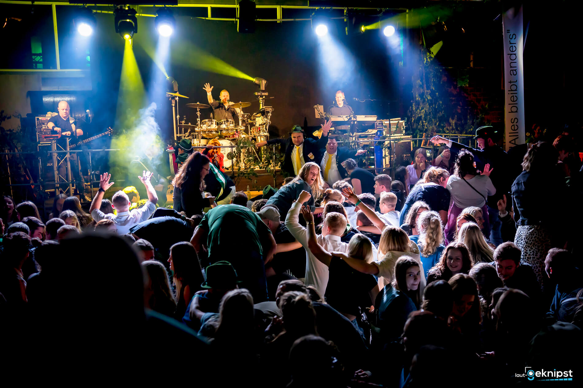 Partyband spielt live vor tanzendem Publikum