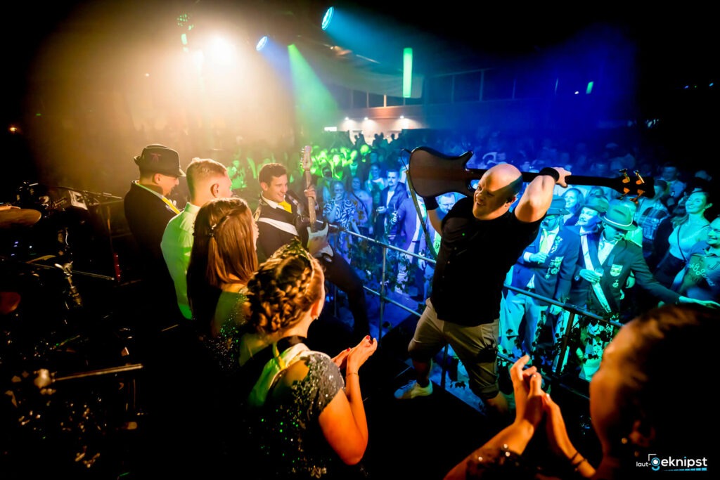 Live-Konzert mit Band und Publikum