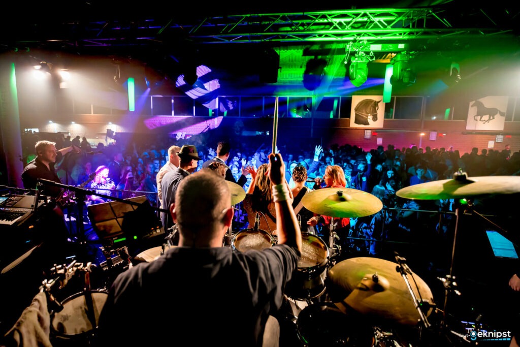 Konzert, Band auf Bühne, Publikum jubelt