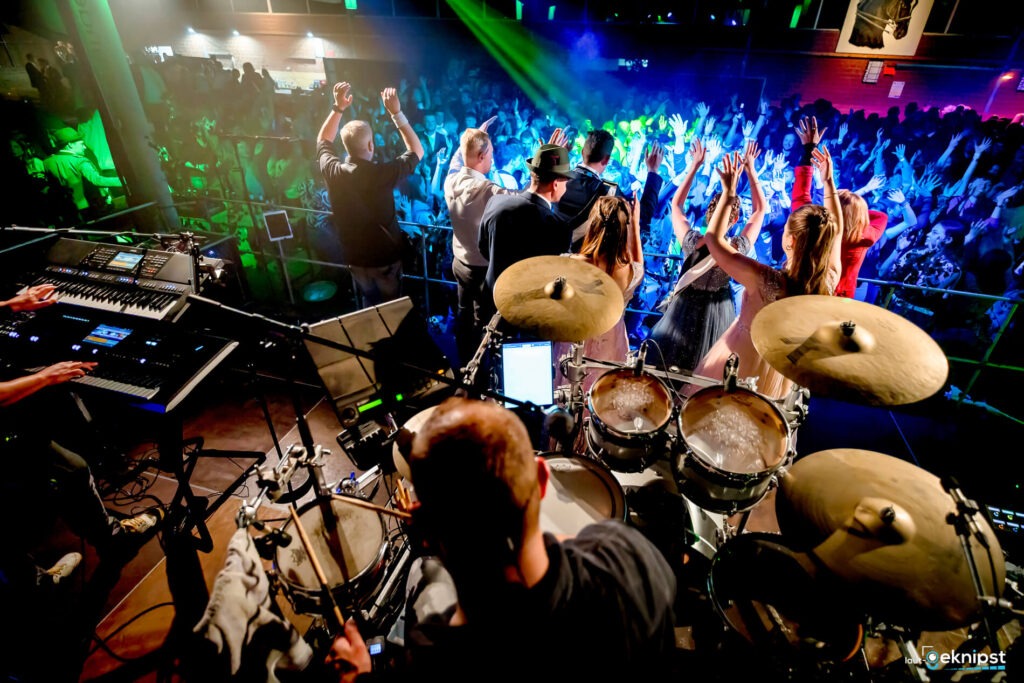 Konzerterlebnis mit Band und jubelndem Publikum.