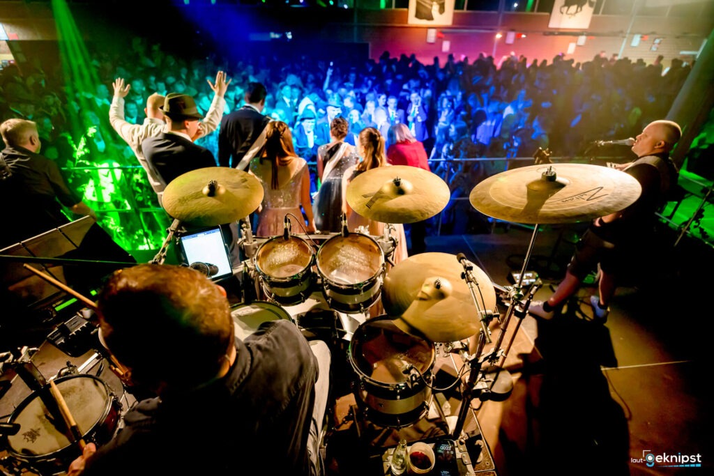 Live-Konzert mit Band und Publikum