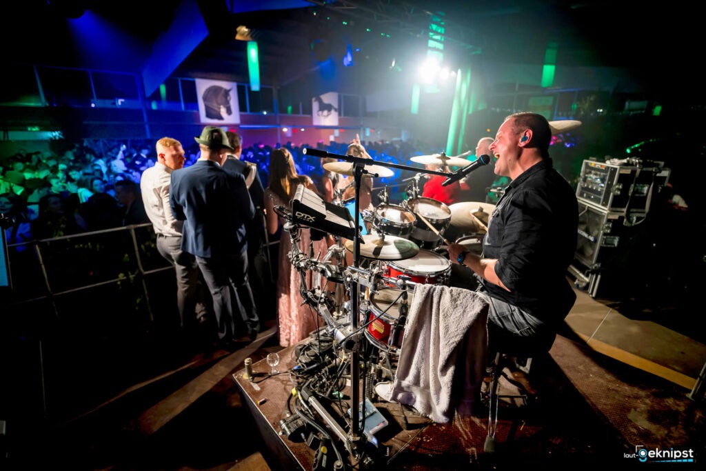 Live-Band spielt vor Publikum auf Party