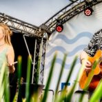 Lena und Tom von More than Us performen auf einer Bühne