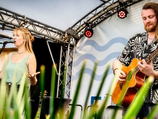 Lena und Tom von More than Us performen auf einer Bühne