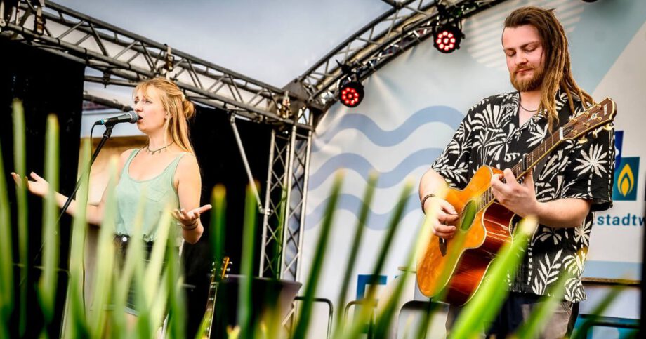 Lena und Tom von More than Us performen auf einer Bühne