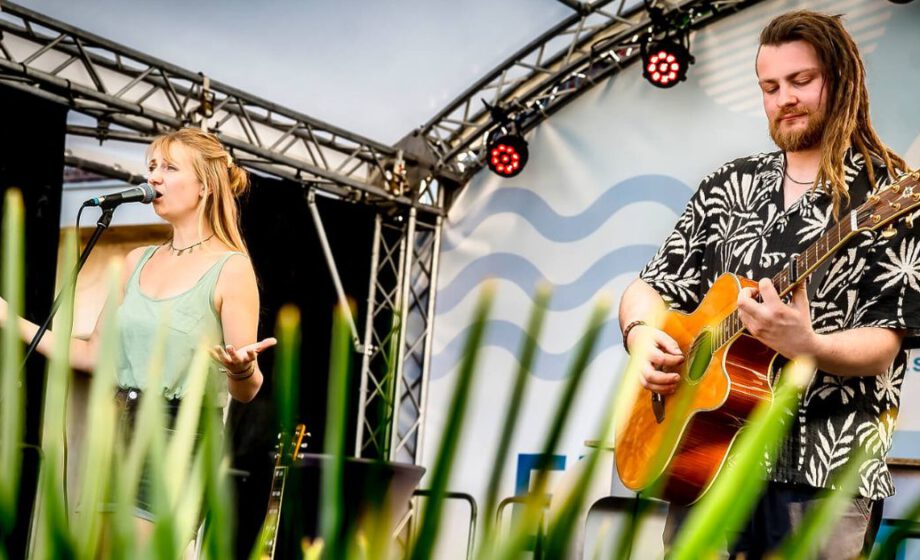 Lena und Tom von More than Us performen auf einer Bühne