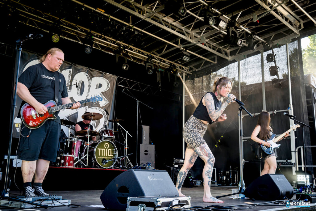 Rockband bei Live-Auftritt auf Festivalbühne