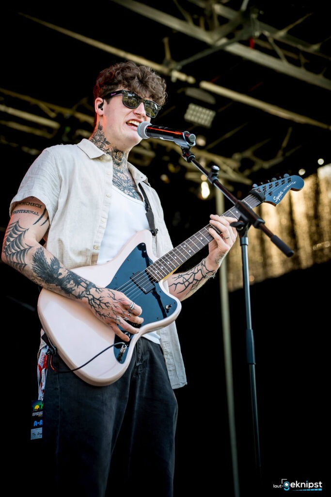 Musiker spielt Gitarre auf einer Bühne