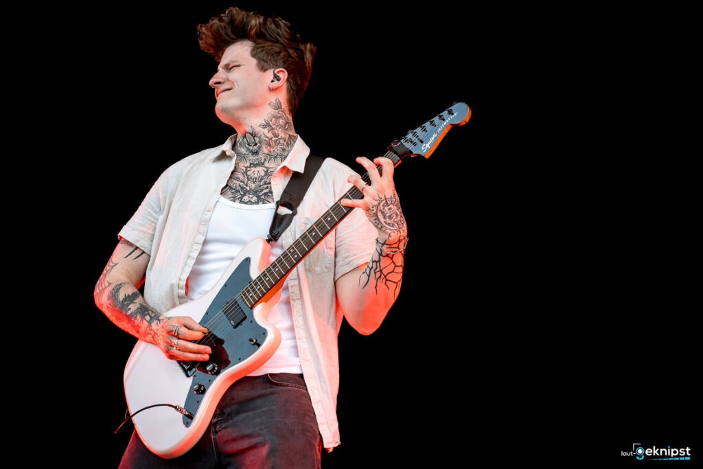 Musiker mit Gitarre auf der Bühne