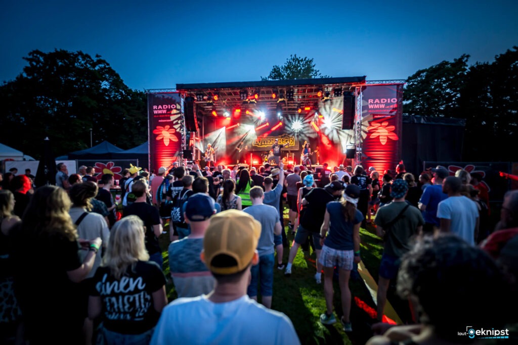 Outdoor-Konzert mit Publikum und Bühne bei Nacht