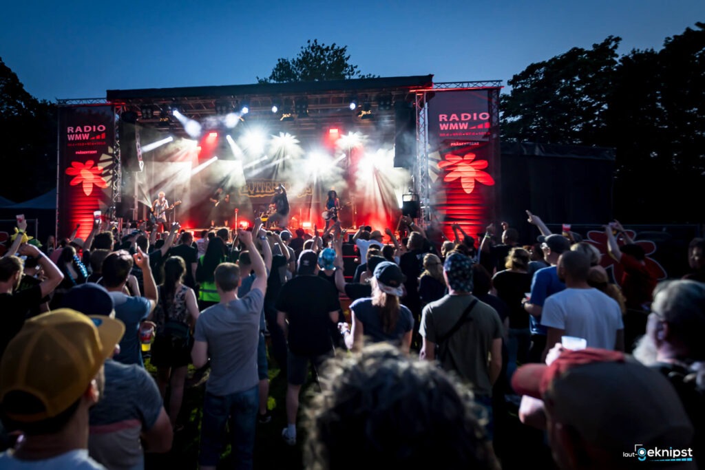 Open-Air-Konzert mit Bühne und jubelndem Publikum
