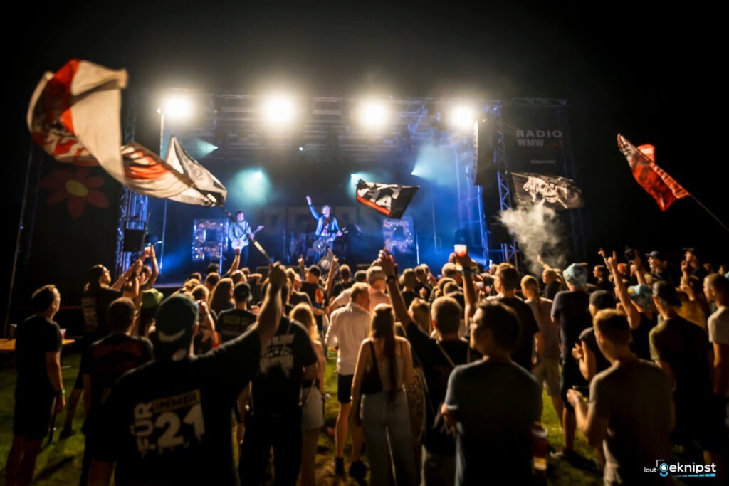 Konzertbesucher vor einer beleuchteten Festivalbühne