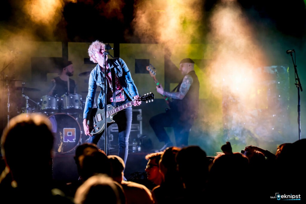 Band spielt ein Live-Konzert vor Publikum.