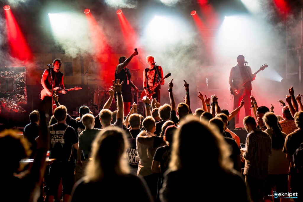 Rockkonzert mit Band und jubelndem Publikum
