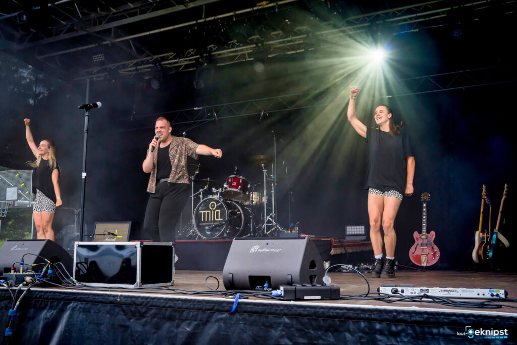 Musikband tritt auf Open-Air-Bühne auf.
