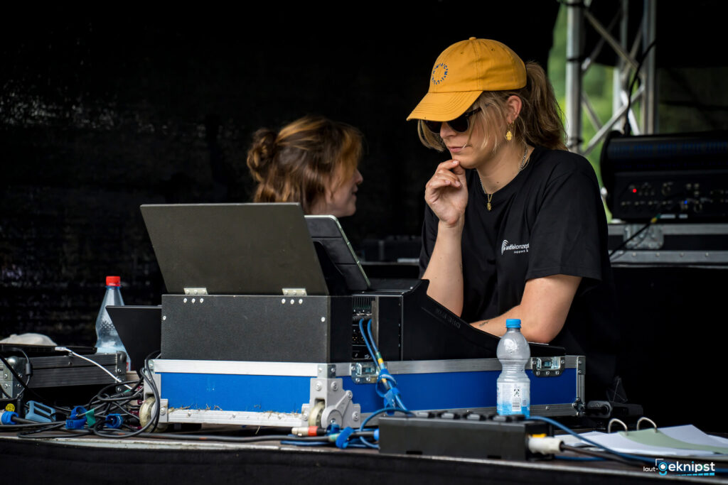 Person bei Audiomischung auf Bühne