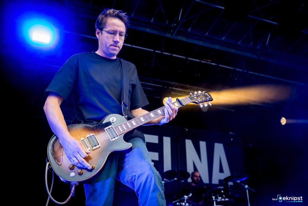 Gitarrist auf Bühne mit Les Paul Gitarre