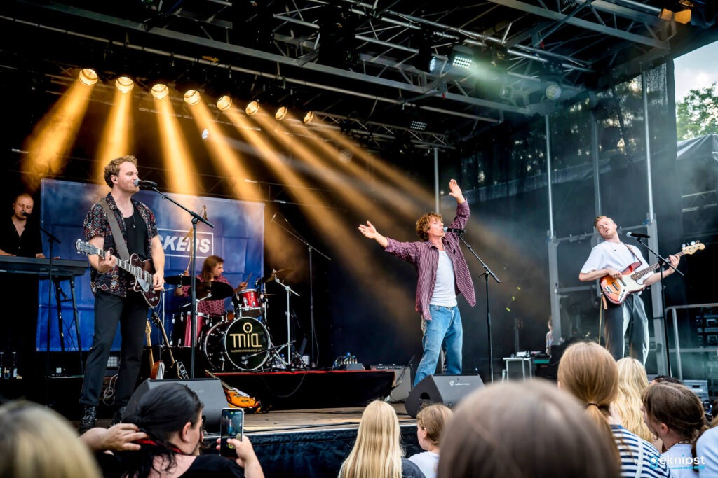 Band spielt Live-Konzert auf Bühne vor Publikum