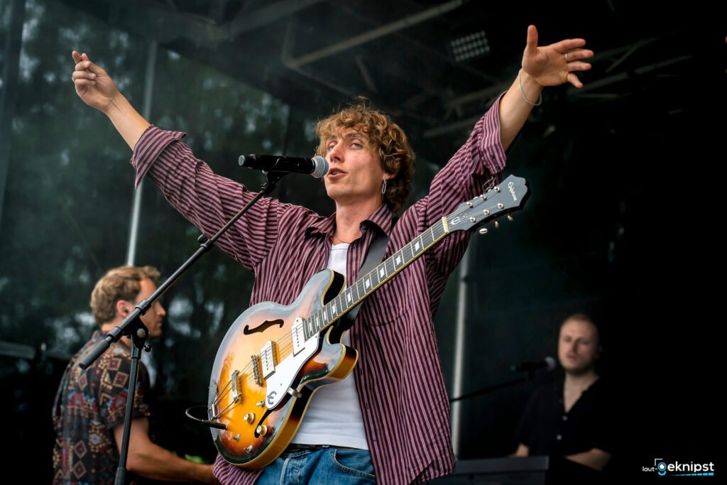 Musiker spielt Gitarre auf Bühne live