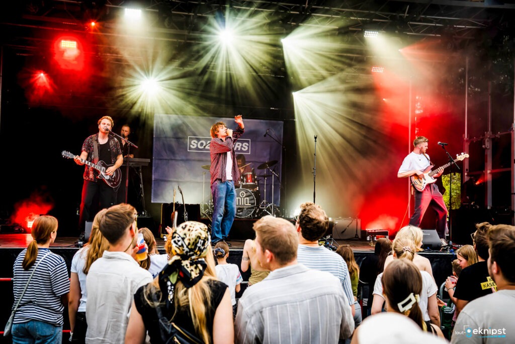 Band tritt auf Bühne auf Musikfestival auf.