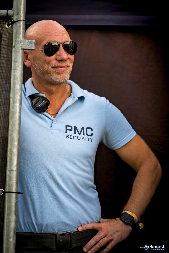 Sicherheitsmann in Uniform mit Sonnenbrille