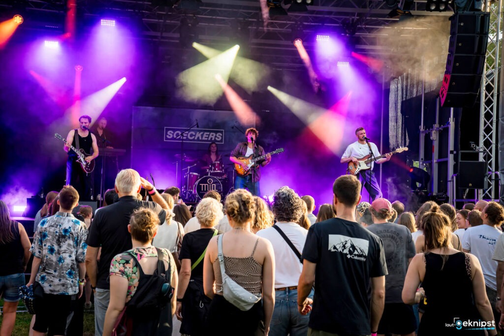 Live-Konzert mit Band und Publikum im Freien.
