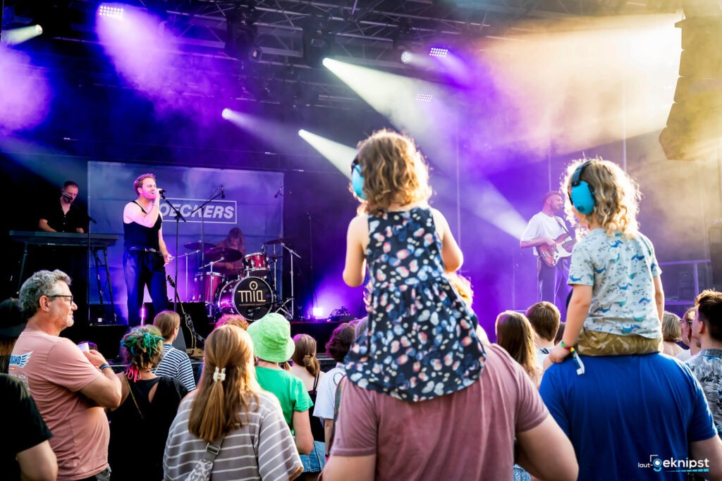 Kinder auf Schultern beim Konzert