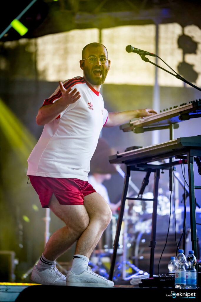 Musiker spielt Keyboard auf der Bühne