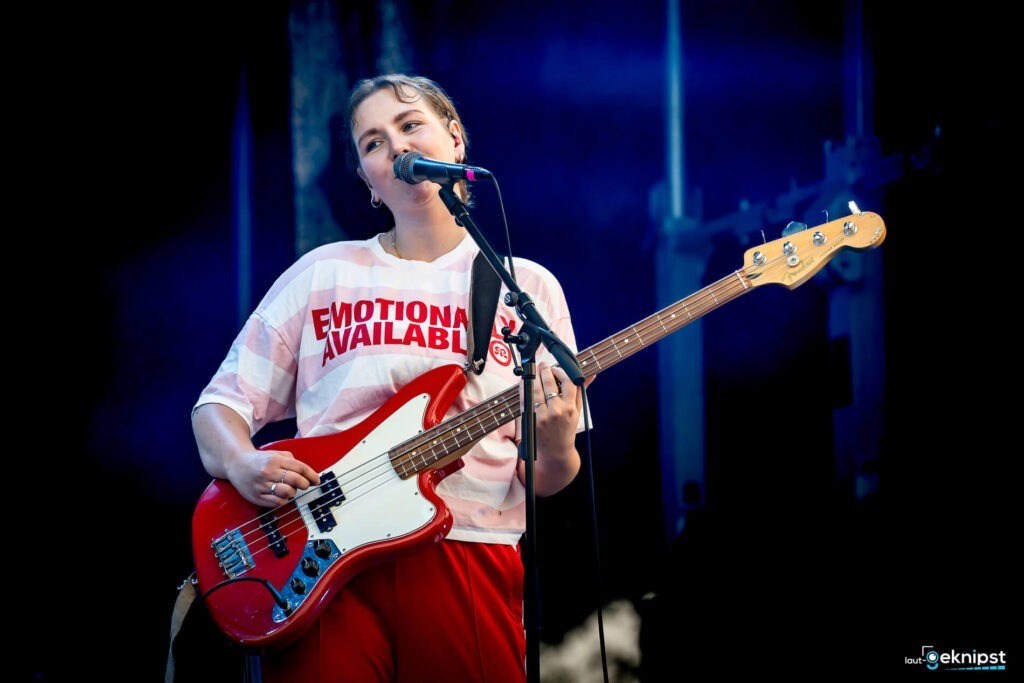 Musikerin mit Bass auf der Bühne