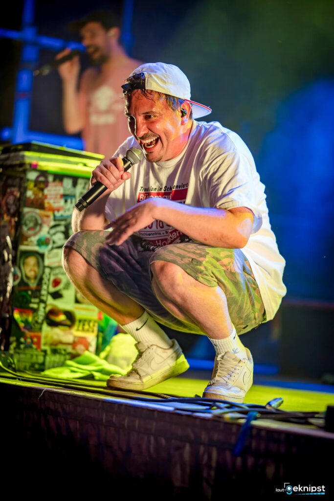 Mann singt leidenschaftlich auf der Bühne