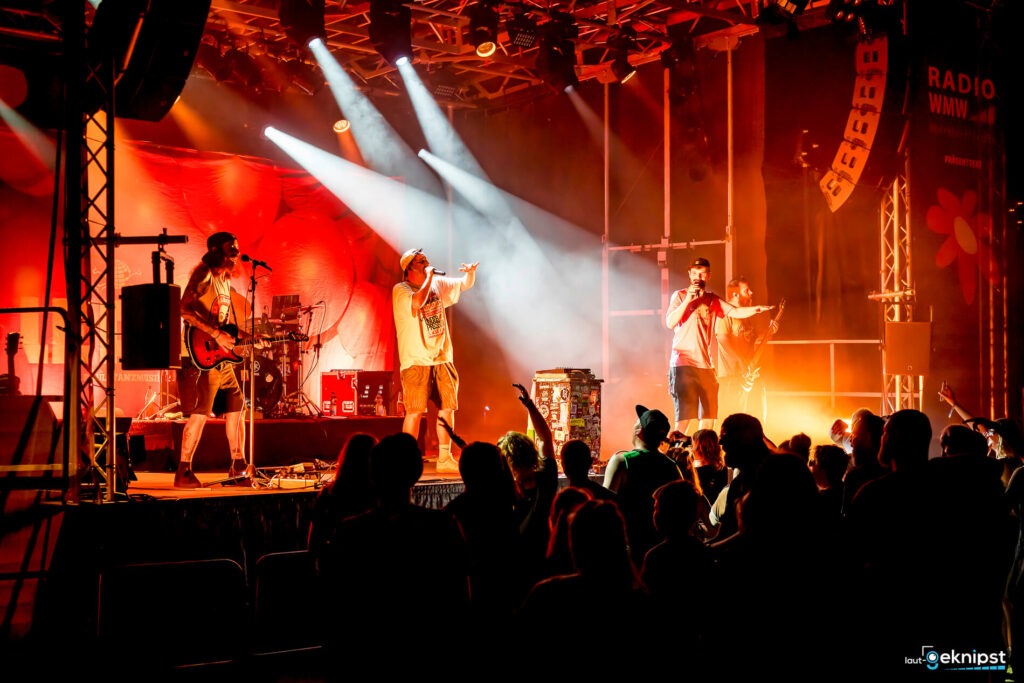 Band spielt auf Bühne vor Publikum