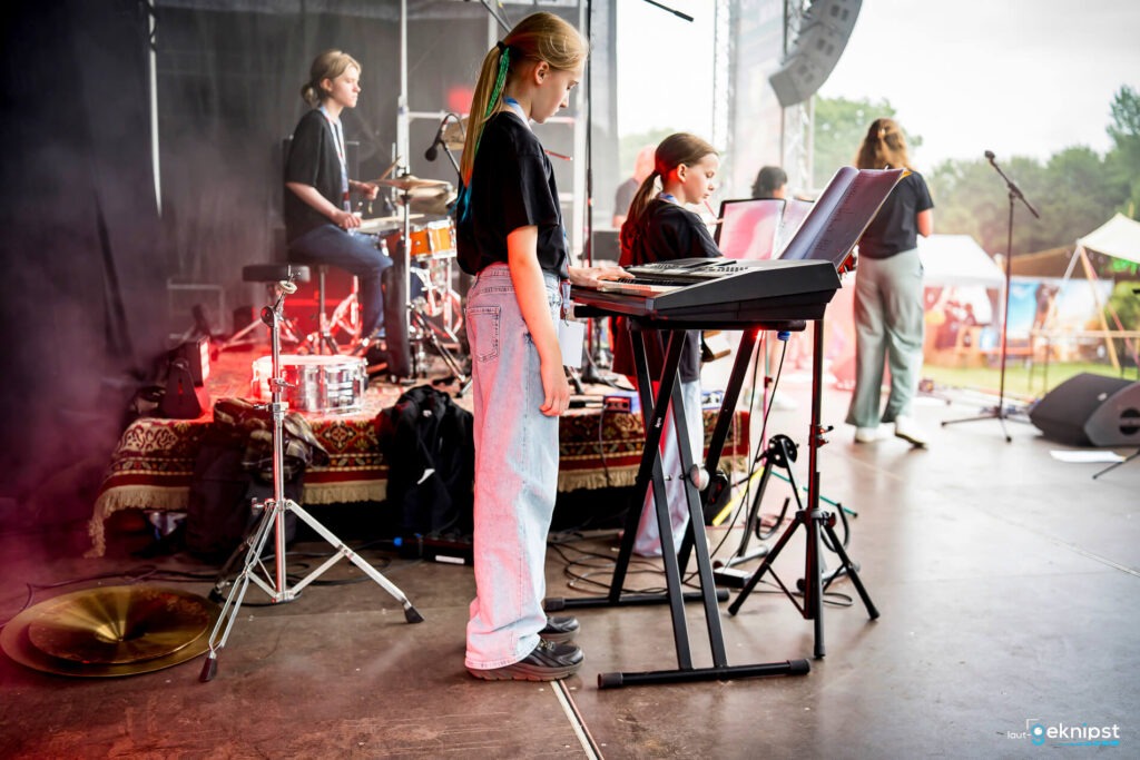 Band bei einem Live-Auftritt auf der Bühne
