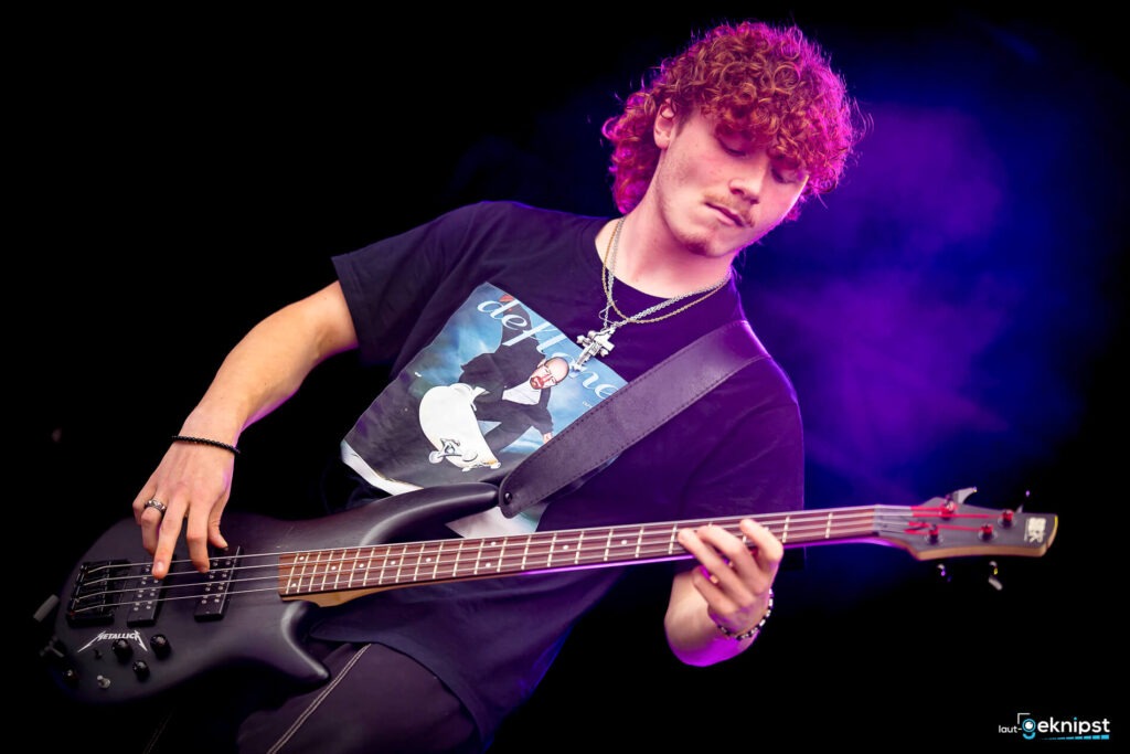 Musiker spielt Bassgitarre auf der Bühne
