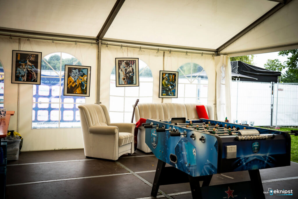 Zelt mit Sesseln, Kicker und Jazz-Postern