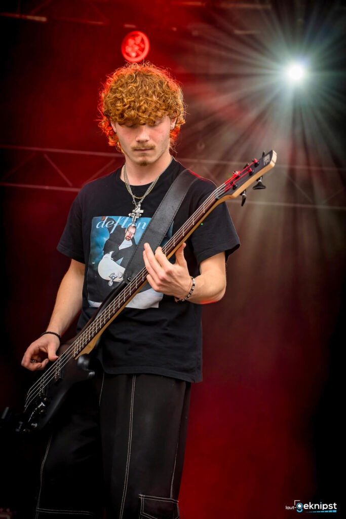 Musiker spielt Gitarre auf der Bühne