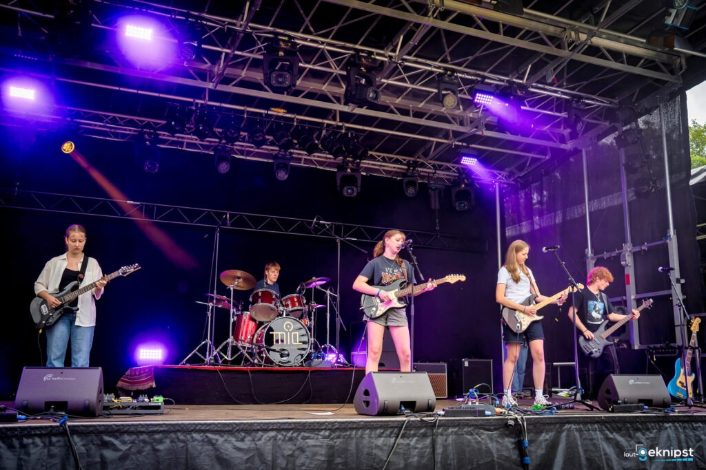 Band spielt live auf Bühne mit Beleuchtung