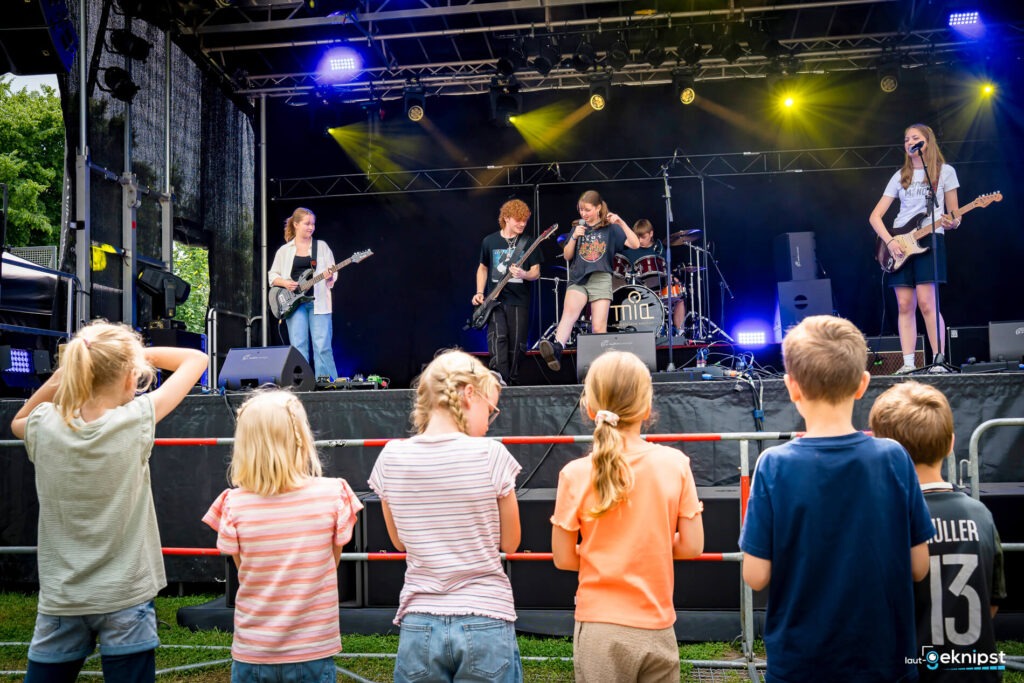 Kindervorstellung vor Live-Band auf Open-Air-Bühne