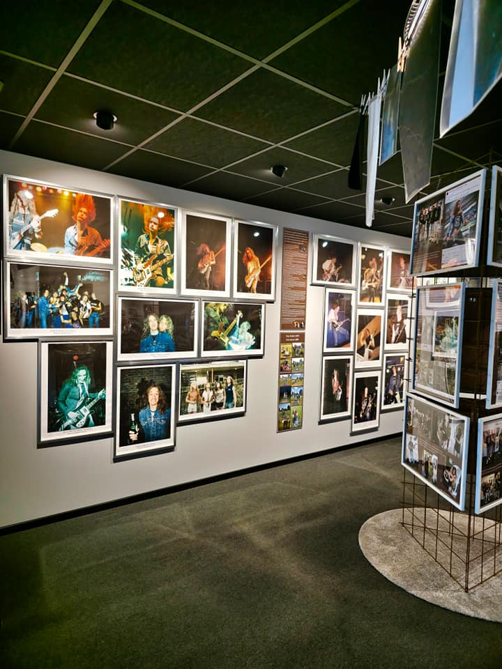 Wand mit gerahmten Konzertfotos in einem Museum.